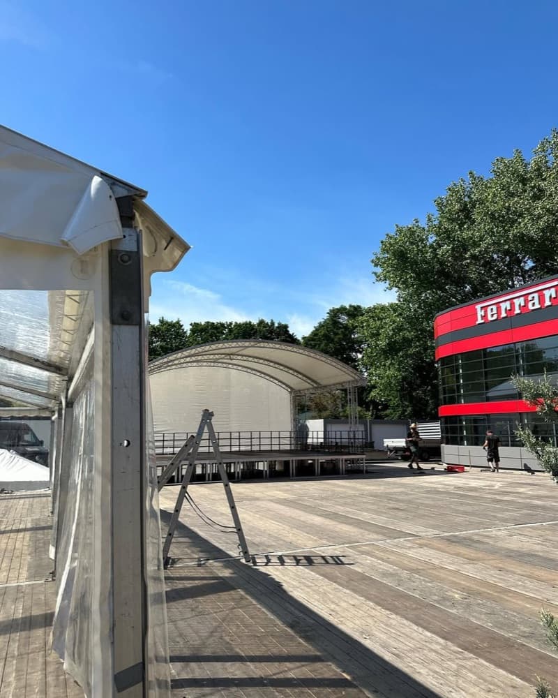 Open-Air-Aufbau mit Bühne und Zelt