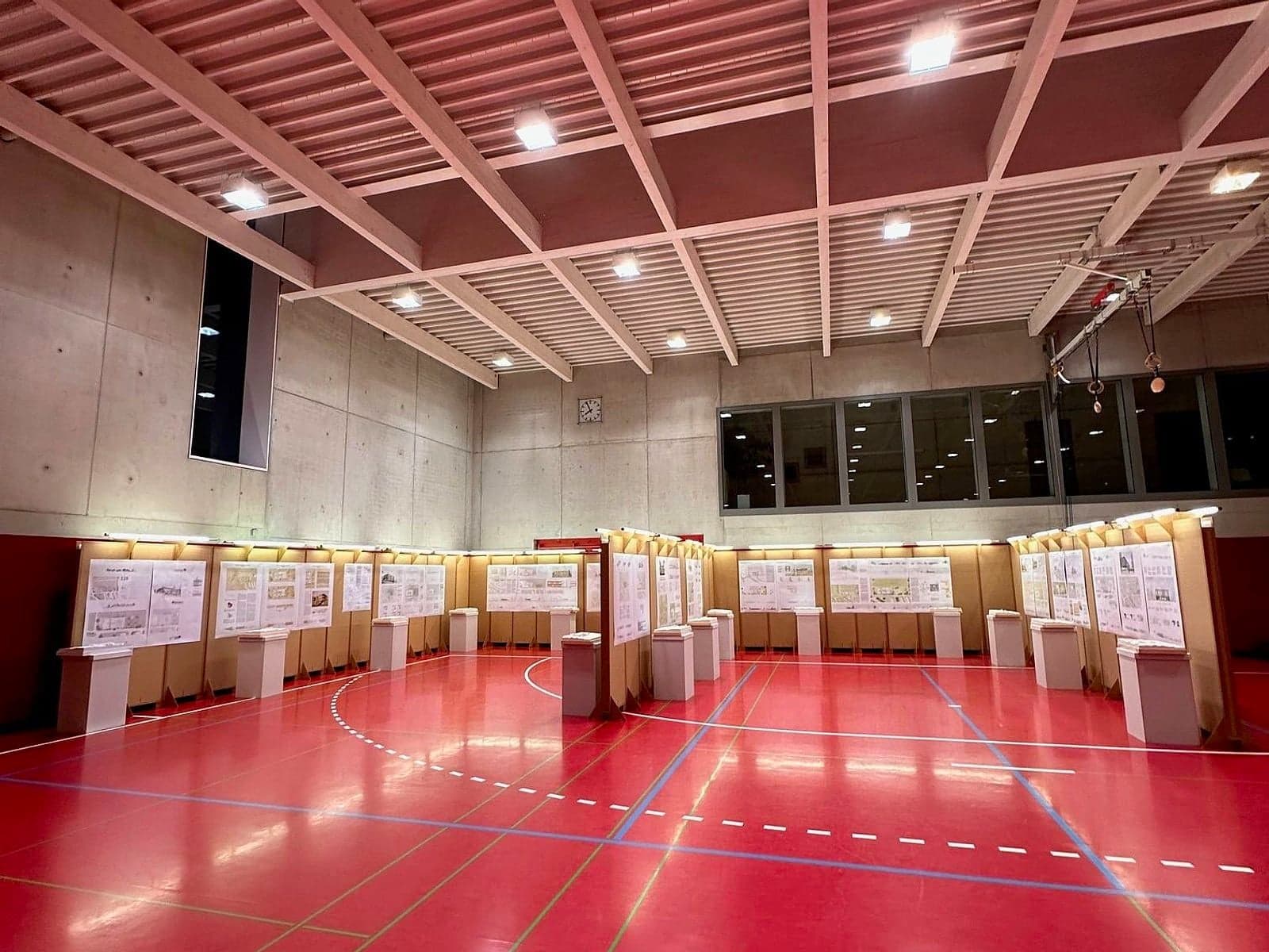 Turnhalle mit rotem Boden und Stellwänden