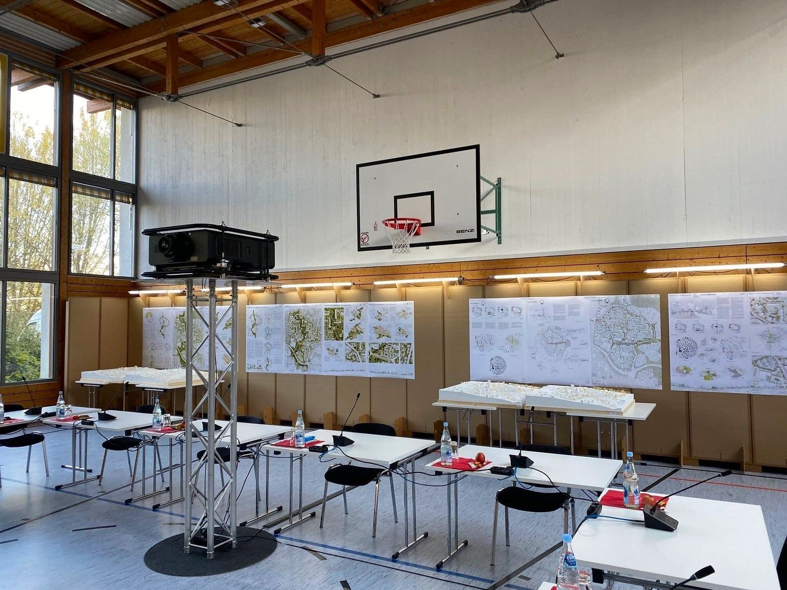 Stellwände mit Beamer und Konferenztischen