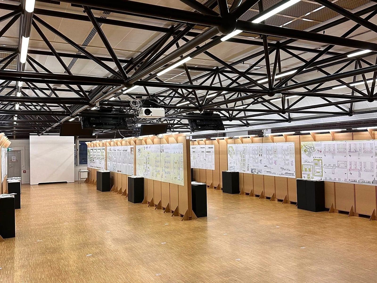 Stellwände mit Modellpodesten in Industriehalle