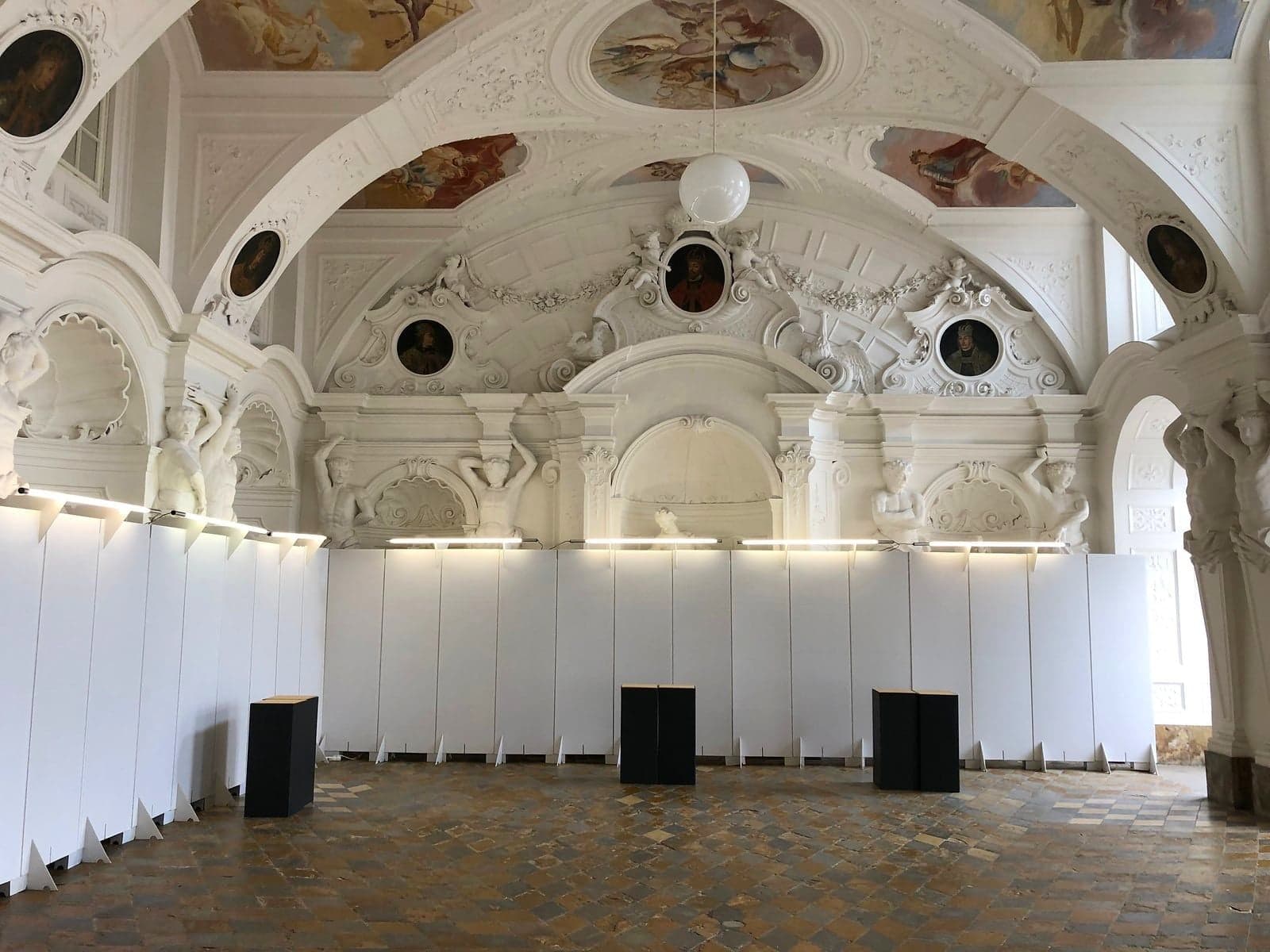 Stellwände im barocken Festsaal